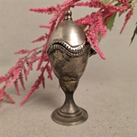 æggebæger-metalfarvet-på-fod-låg-gammelt-bæger